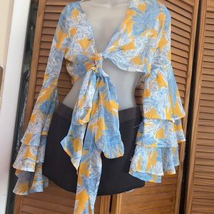 NWTwomans bell sleeve front tie crop